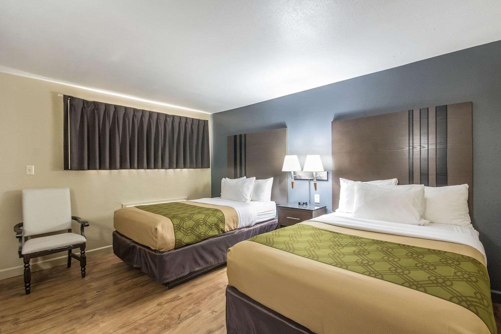 Econolodge Inn & Suites photo 19