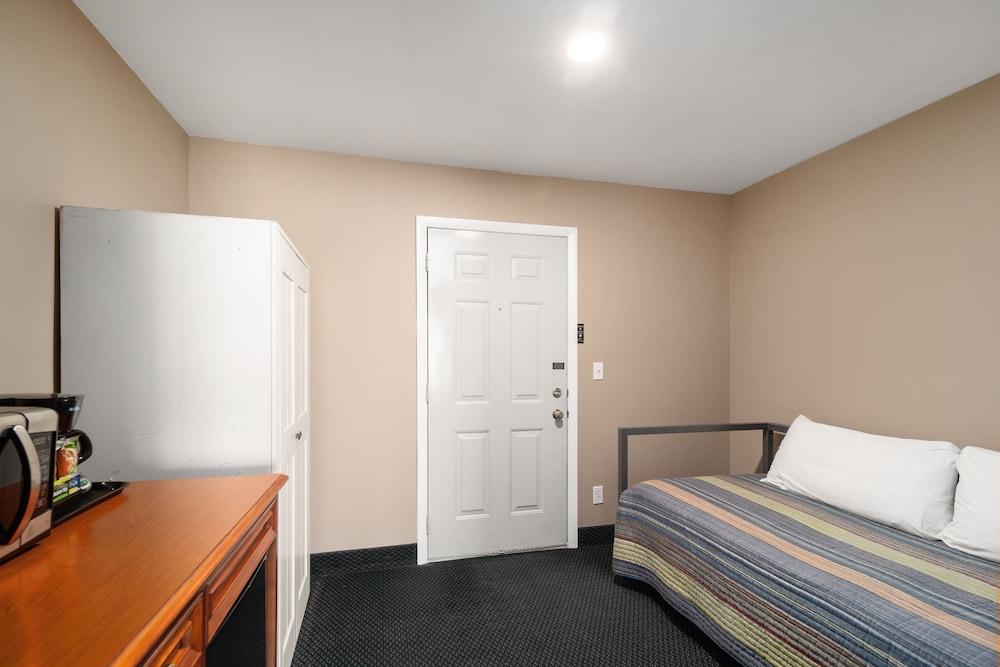 Clearwater Lakeshore Motel photo 13