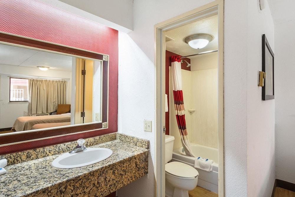 Rodeway Inn Tampa near Busch Gardens - USF photo 24