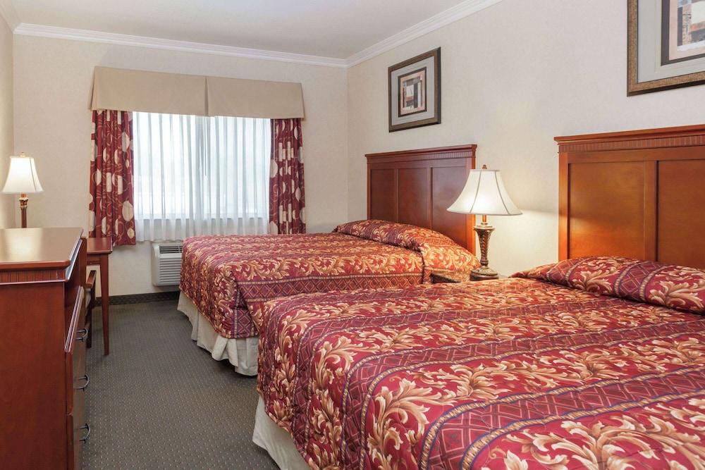 Howard Johnson by Wyndham Bakersfield photo 8