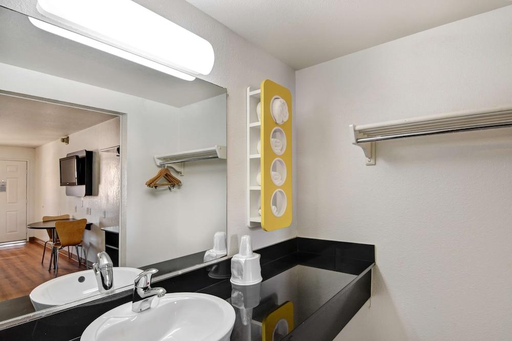 Motel 6 Dallas, TX - Forest Lane photo 17