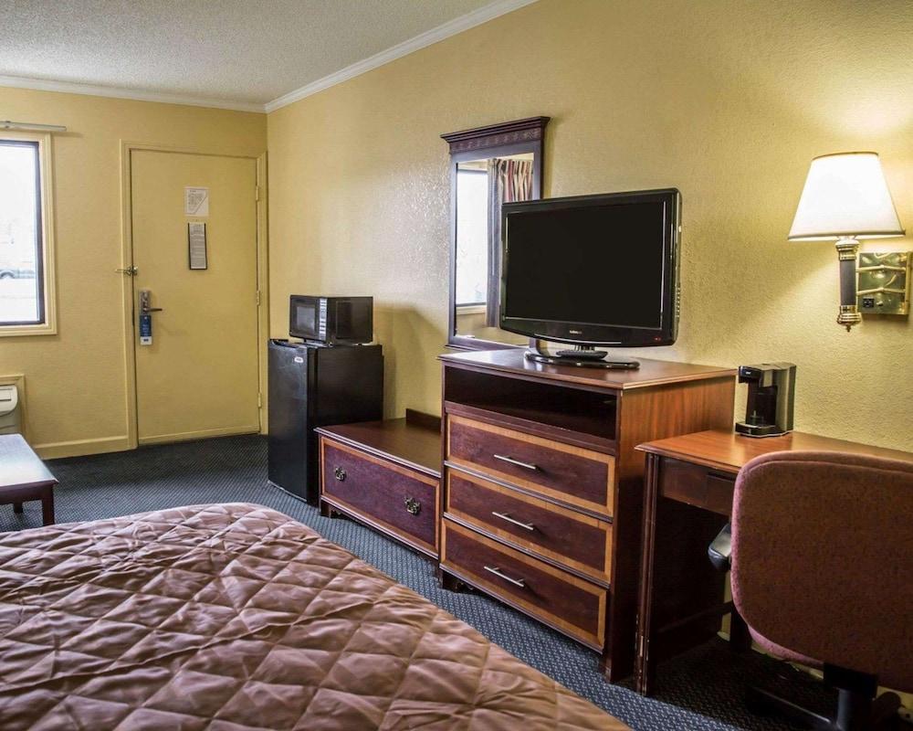 Rodeway Inn & Suites Plymouth Hwy 64 photo 14