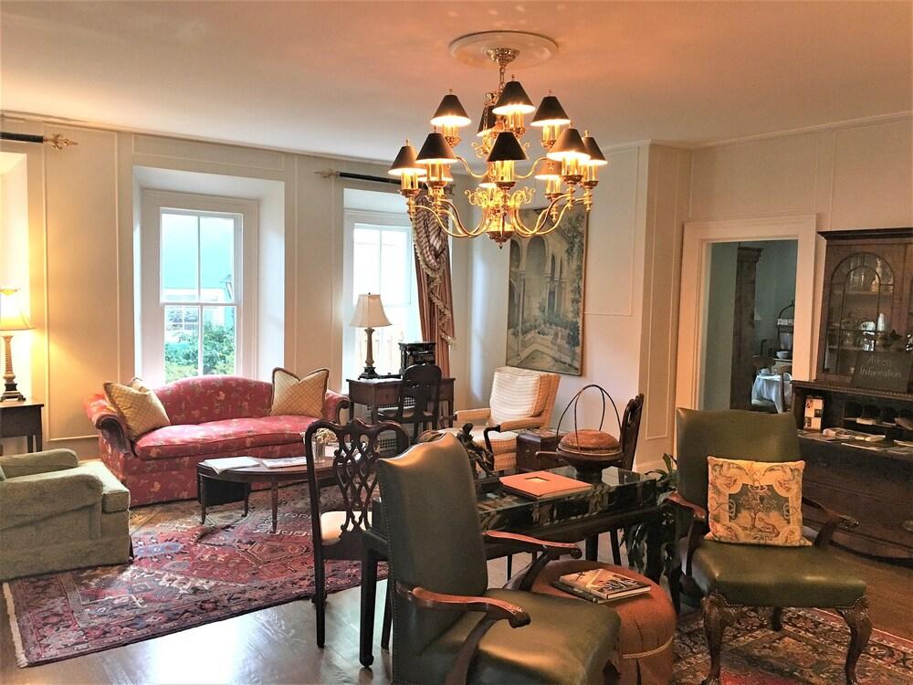 Carriage House Inn photo 49
