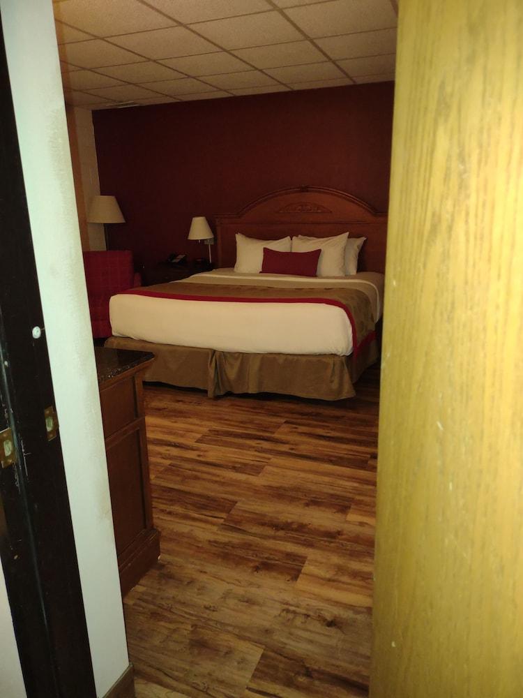 Ramada by Wyndham Albert Lea photo 29