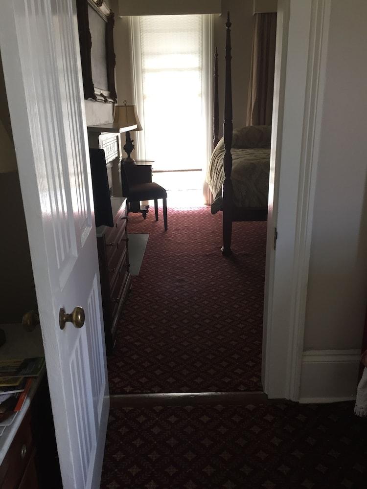 Nine O Five Royal Hotel photo 30