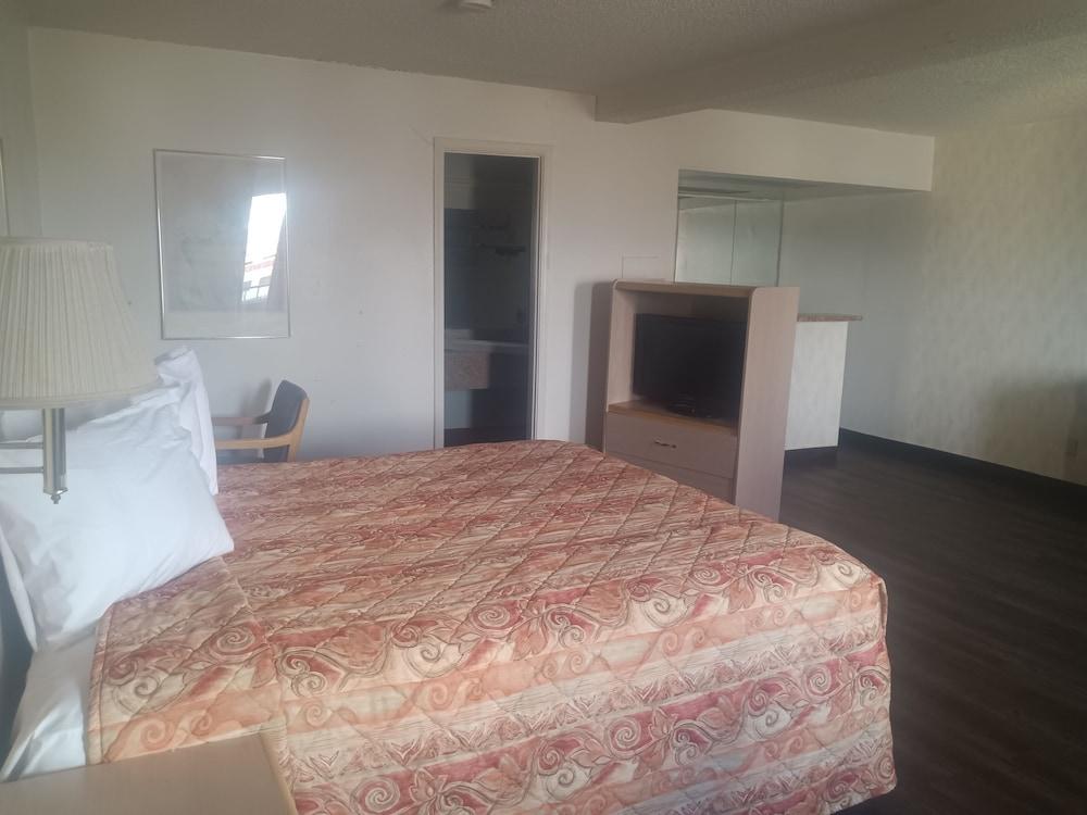 Tree Inn & Suites Albuquerque. photo 11