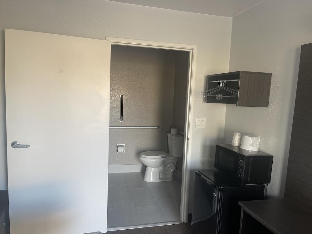 Motel 6 Denton, TX - UNT photo 37