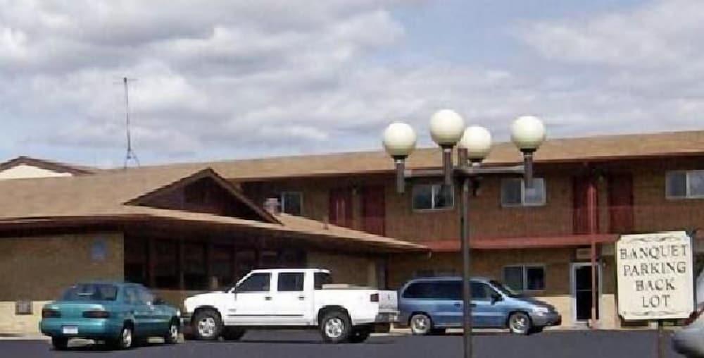 Capital O Swan Inn Comstock Park photo 28
