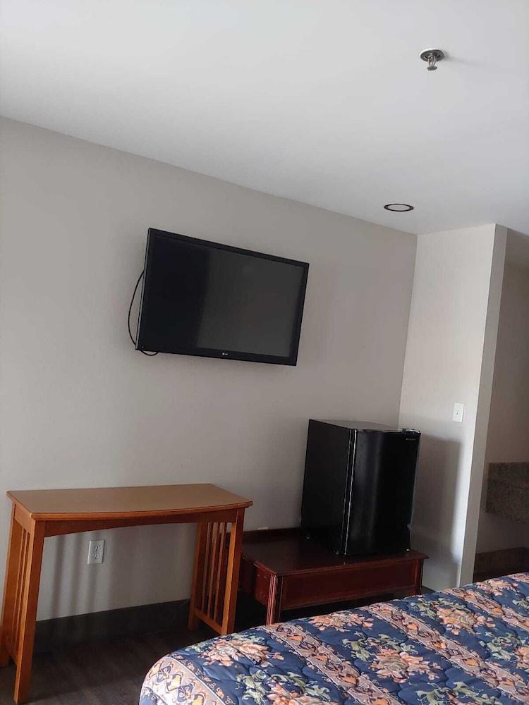 Budgetel Inn & Suites photo 2
