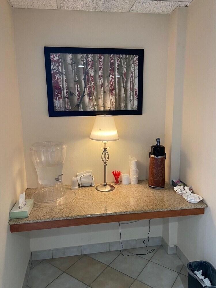 Red Roof Inn Sandusky - Milan photo 3