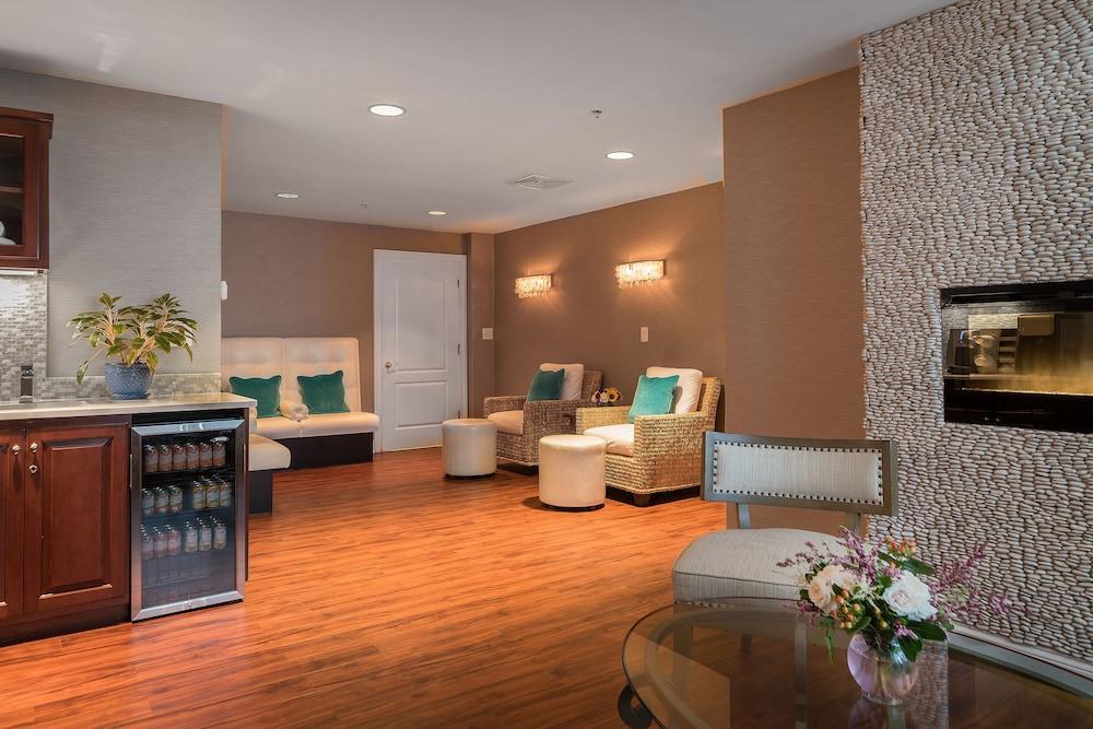 Water's Edge Resort & Spa photo 54