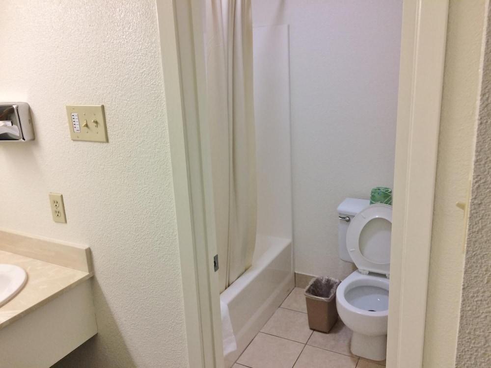 Travel Inn & Suites photo 28