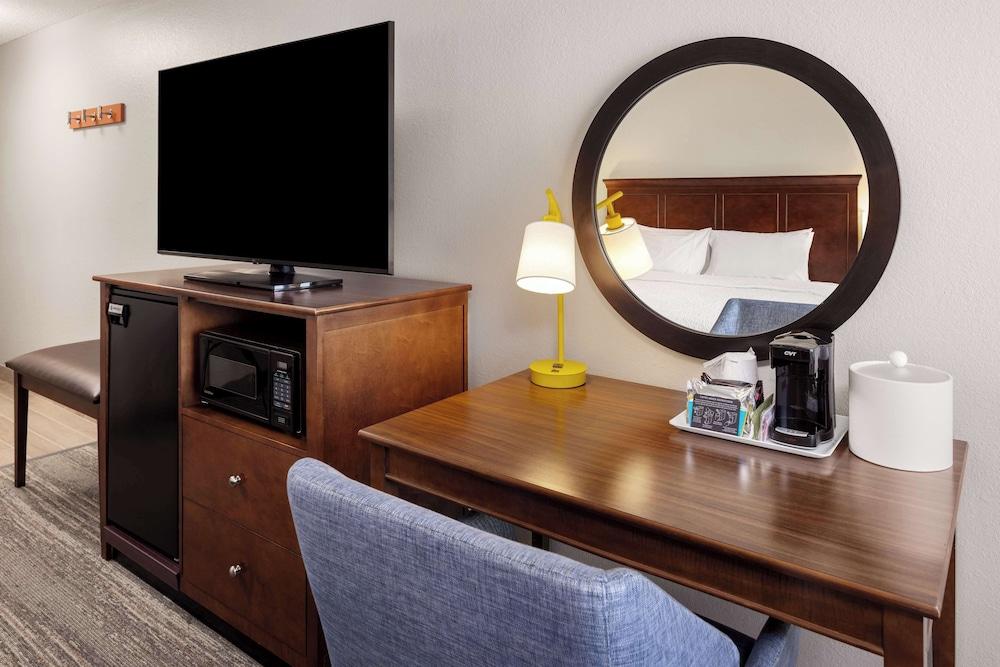 Hampton Inn Minneapolis NW Maple Grove photo 11