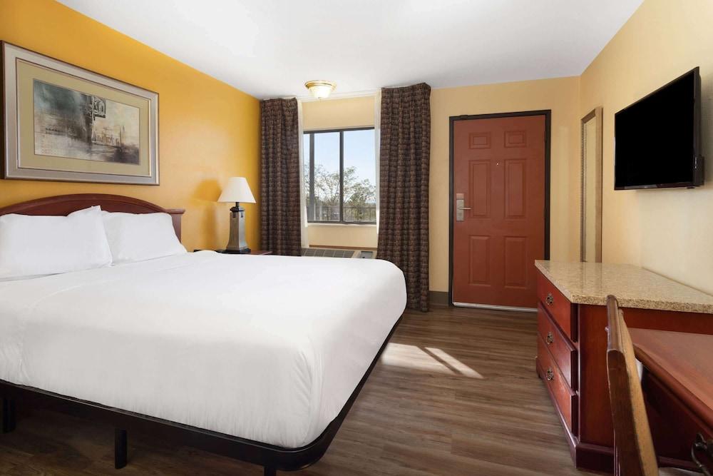 Travelodge by Wyndham Albuquerque East photo 17