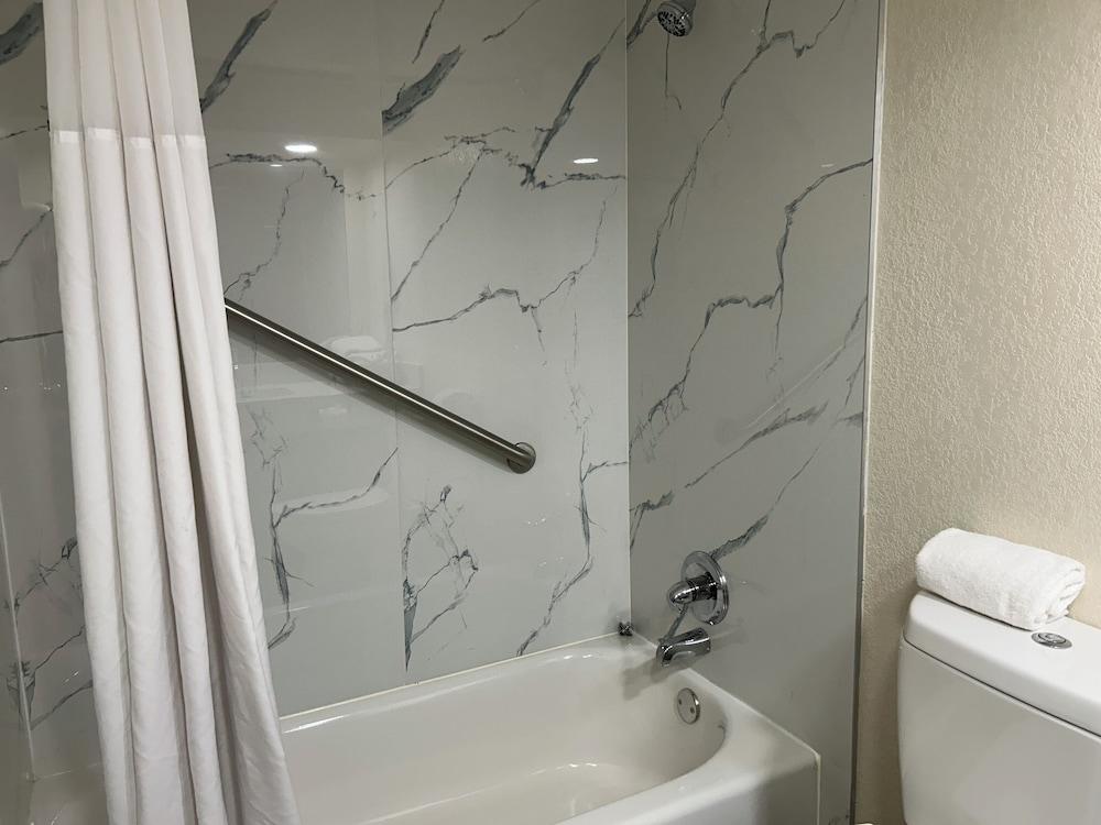 Hilltop Inn & Suites photo 8