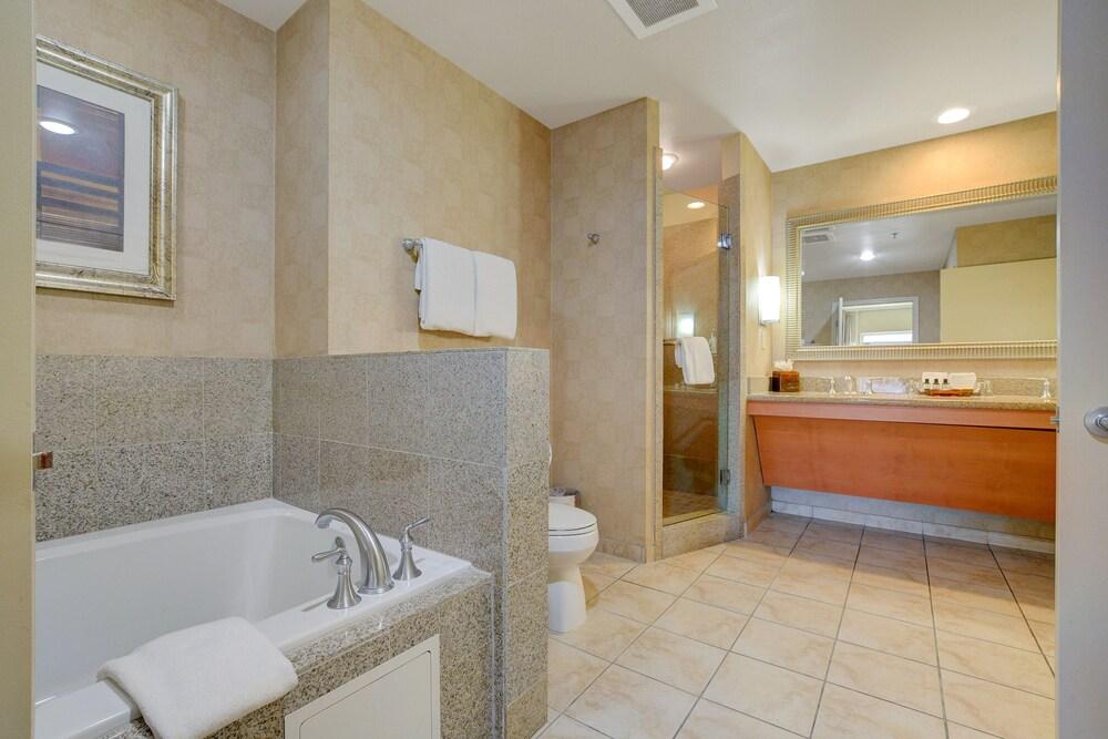Sapphire Skyline Premium Suite photo 21