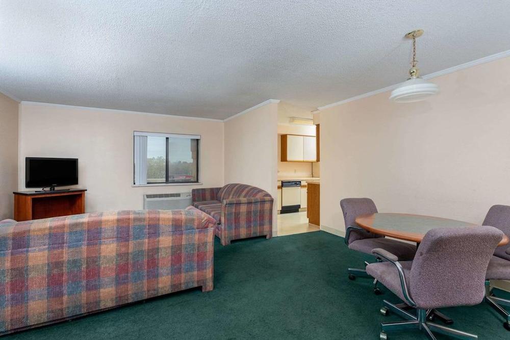 Norwood Inn & Suites by BlissPoint Post Rd Indianapolis photo 51