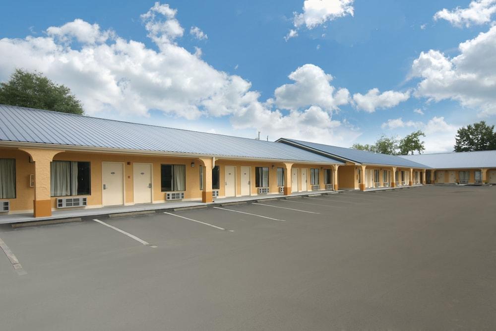 Days Inn by Wyndham DeFuniak Springs photo 22