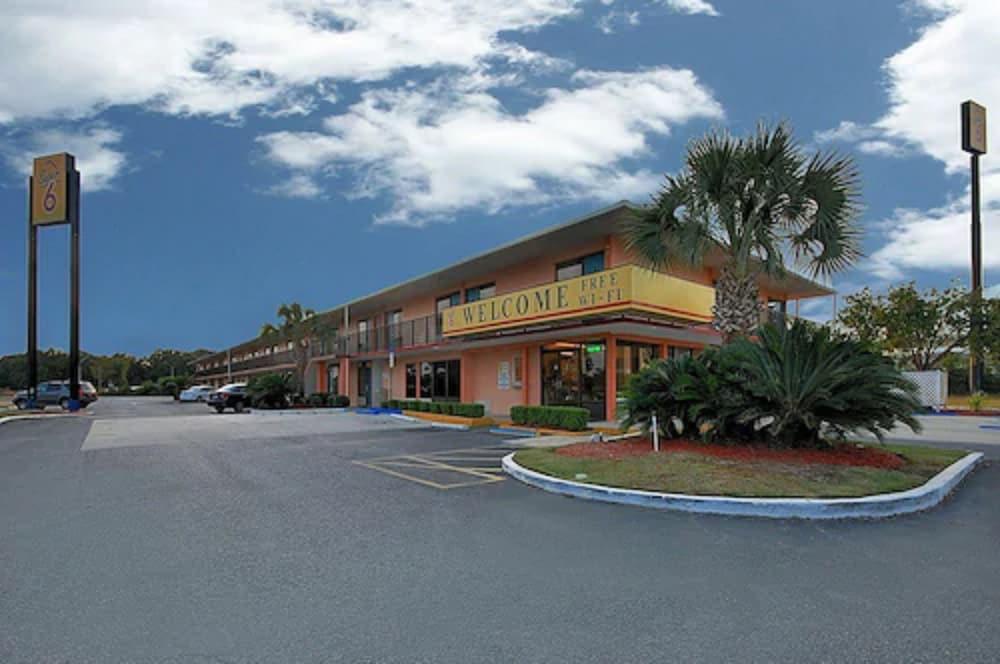 Super 6 Inn & Suites photo 1
