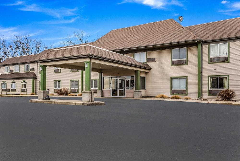 Econo Lodge Whitehall near Michigan's Adventure photo 19