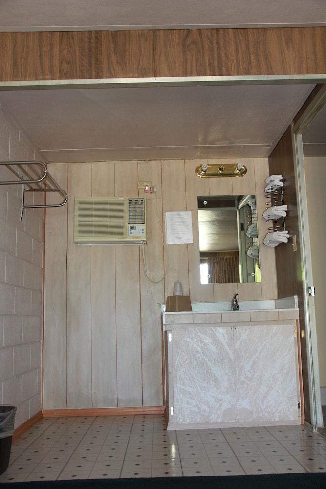 Budget Lakeview Inn photo 10