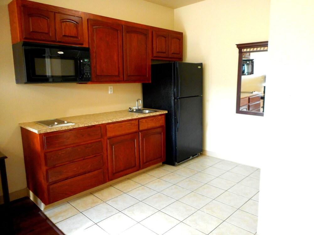 Crossroads Inn & Suites photo 2