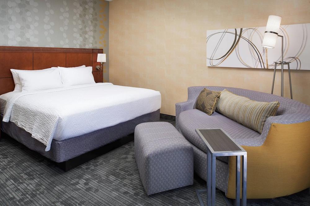 Courtyard by Marriott Detroit Dearborn photo 4