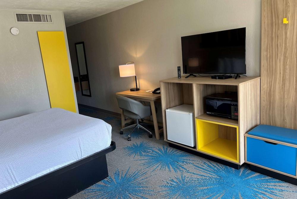 Days Inn by Wyndham Hays photo 27