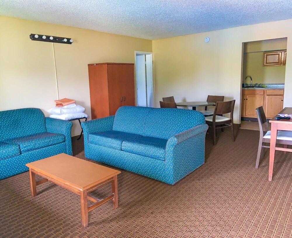 Red Carpet Inn & Suites photo 12