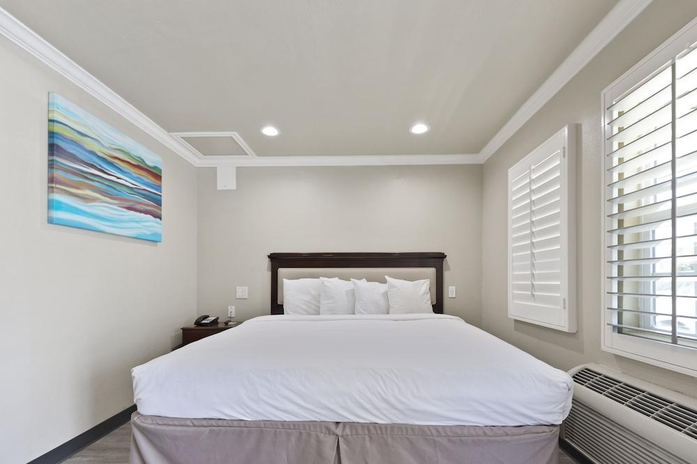 Le Blanc Inn & Suites photo 51