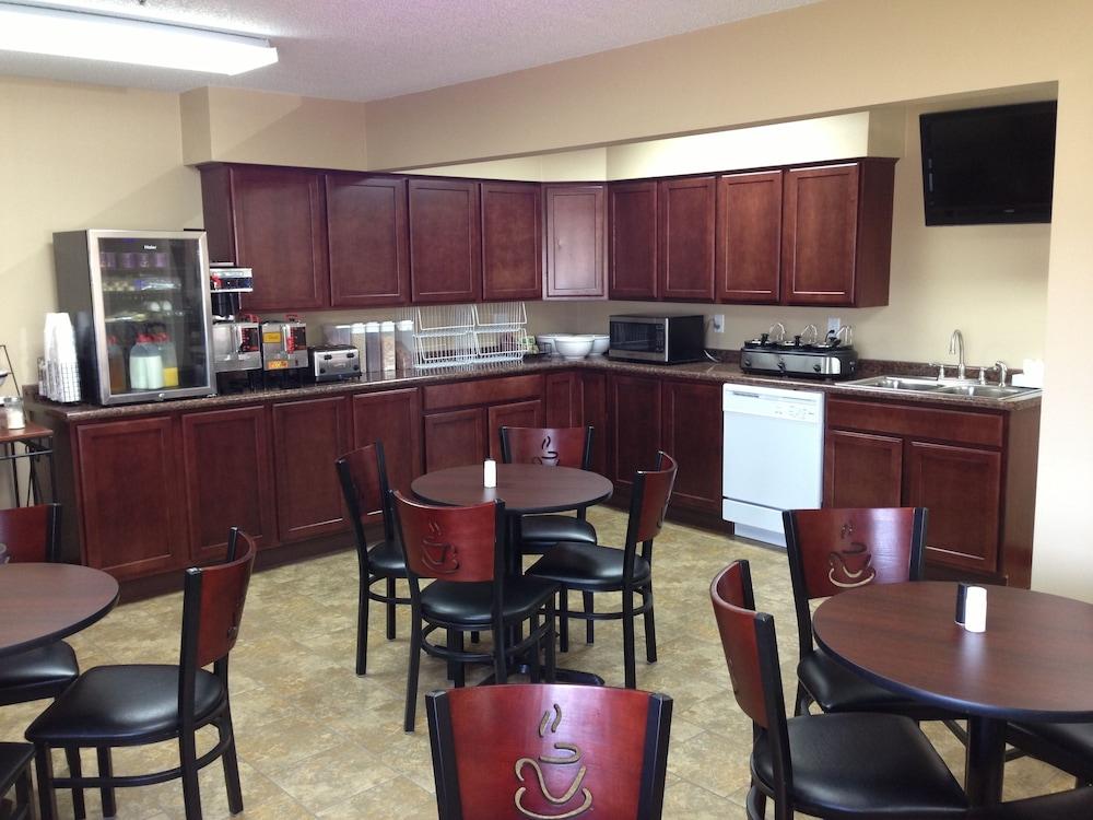 New Victorian Inn and Suites photo 30