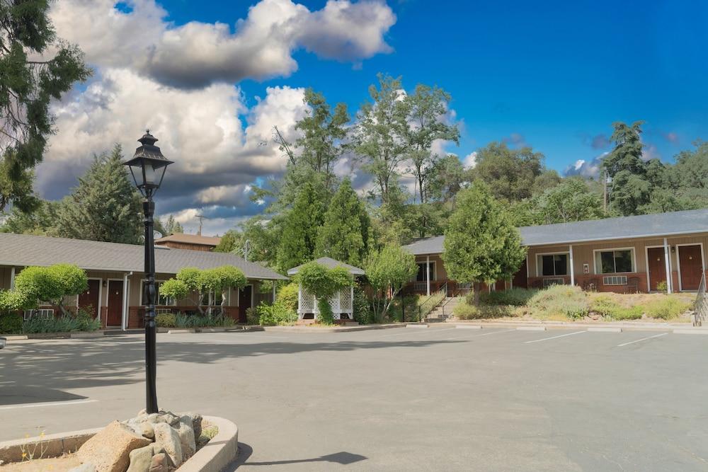 Mariposa Lodge photo 22