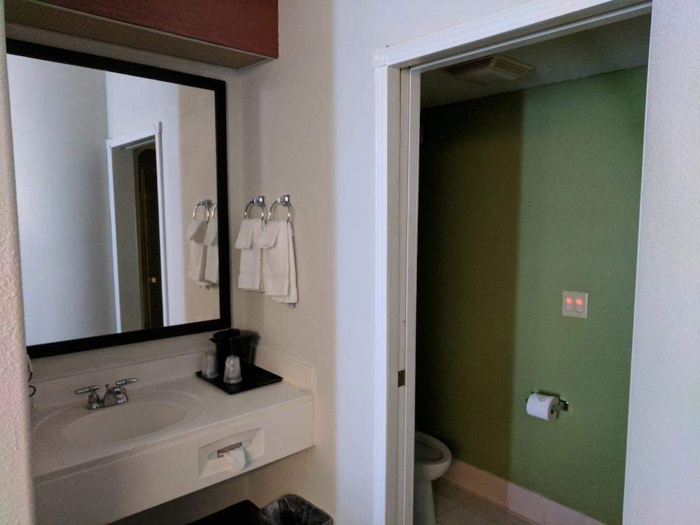 Sleep Inn & Suites Oregon - Toledo photo 39