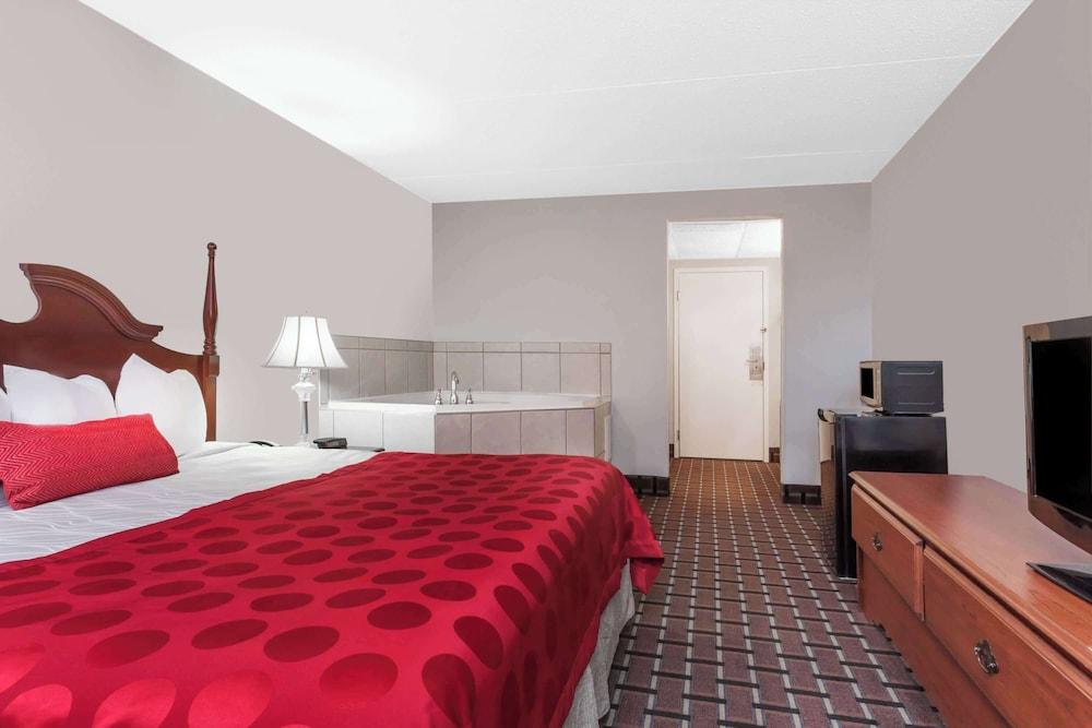 Ramada by Wyndham Henderson/Evansville photo 20