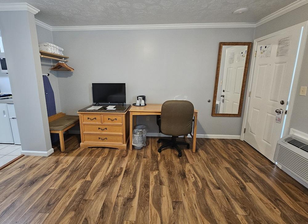Capt.'s Inn & Suites photo 52