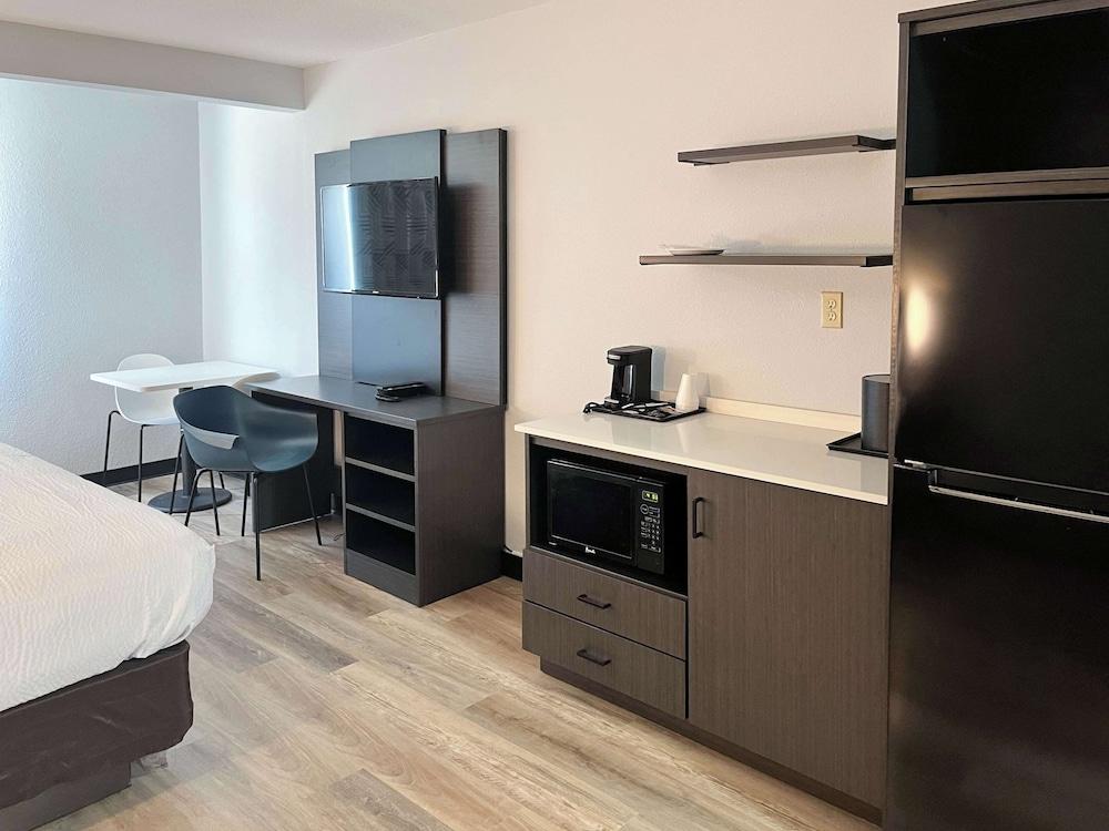 Studio 6 Elkhart, IN- Kitchenette Rooms photo 9