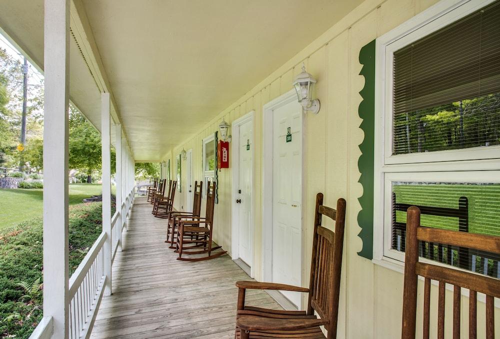 Boxwood Lodge photo 95
