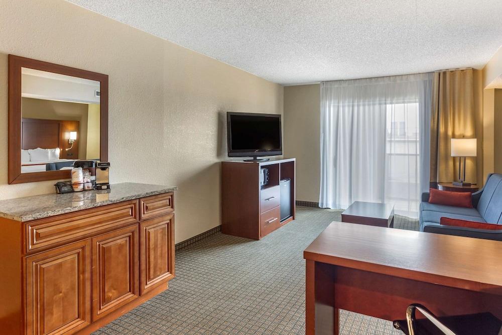 Comfort Inn & Suites Rochelle - DeKalb photo 19