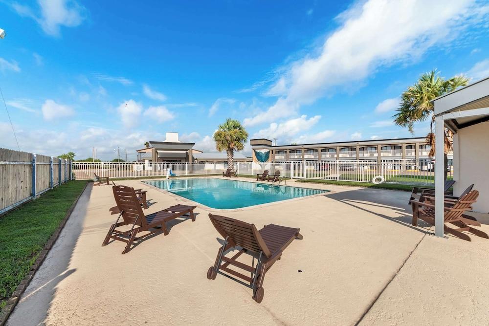 Quality Inn & Suites Port Lavaca near Lighthouse Beach photo 35