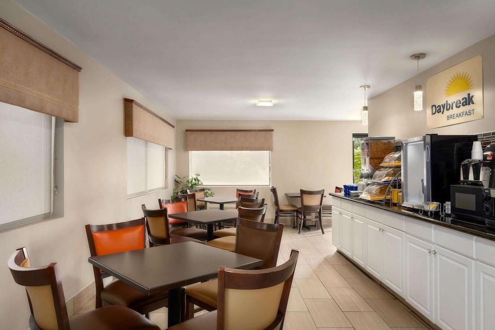 Days Inn by Wyndham Anderson photo 13
