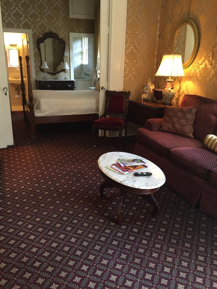 Nine O Five Royal Hotel photo 8