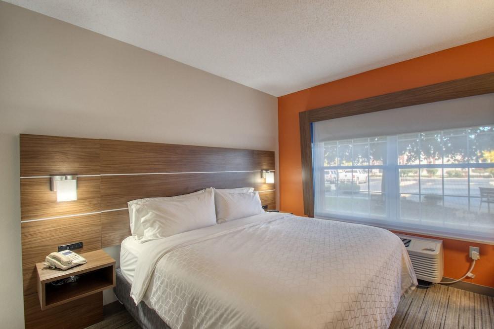 Holiday Inn Express Hotel & Suites Oshkosh by IHG photo 14