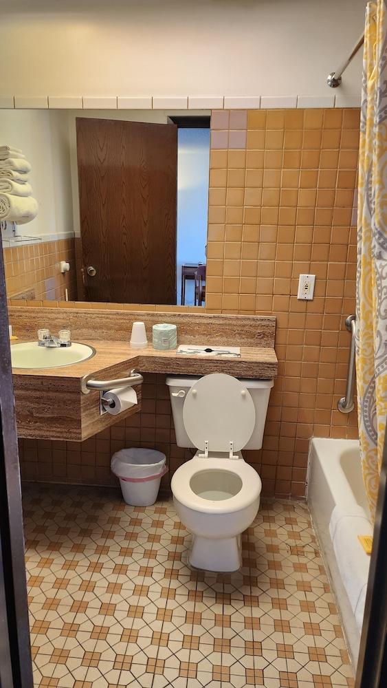 Golden Arrow Motel photo 32