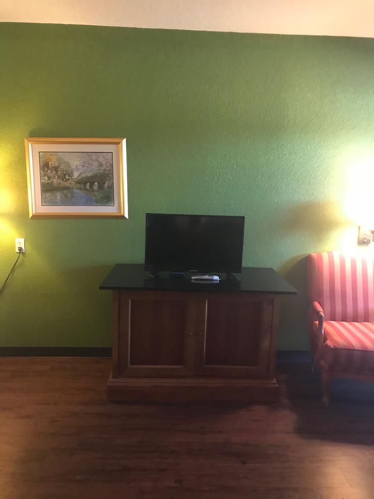 Day N Night Inn photo 7