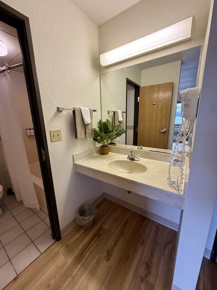 Hygge Inn & Suites photo 7