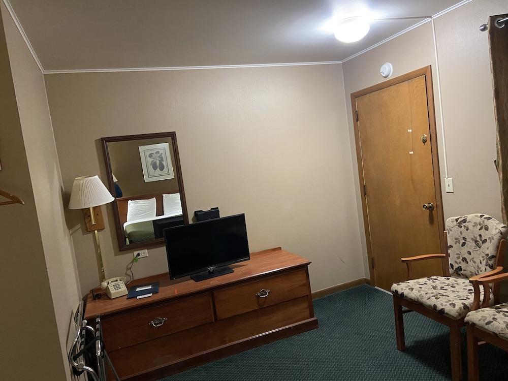 Colonial Inn Dyersville photo 26