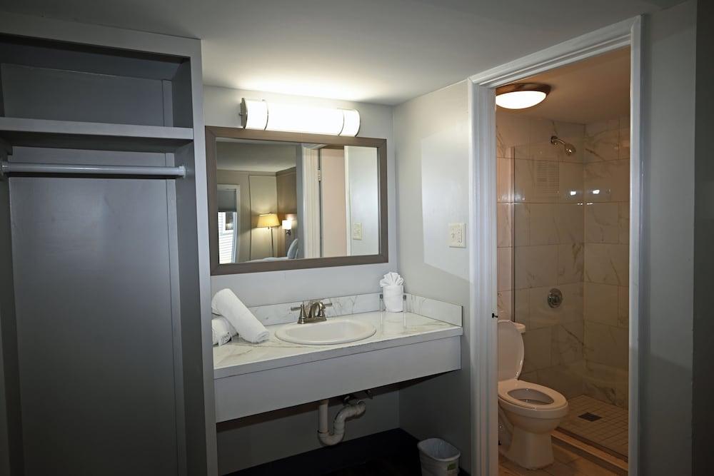 Whaler Inn and Suites photo 14