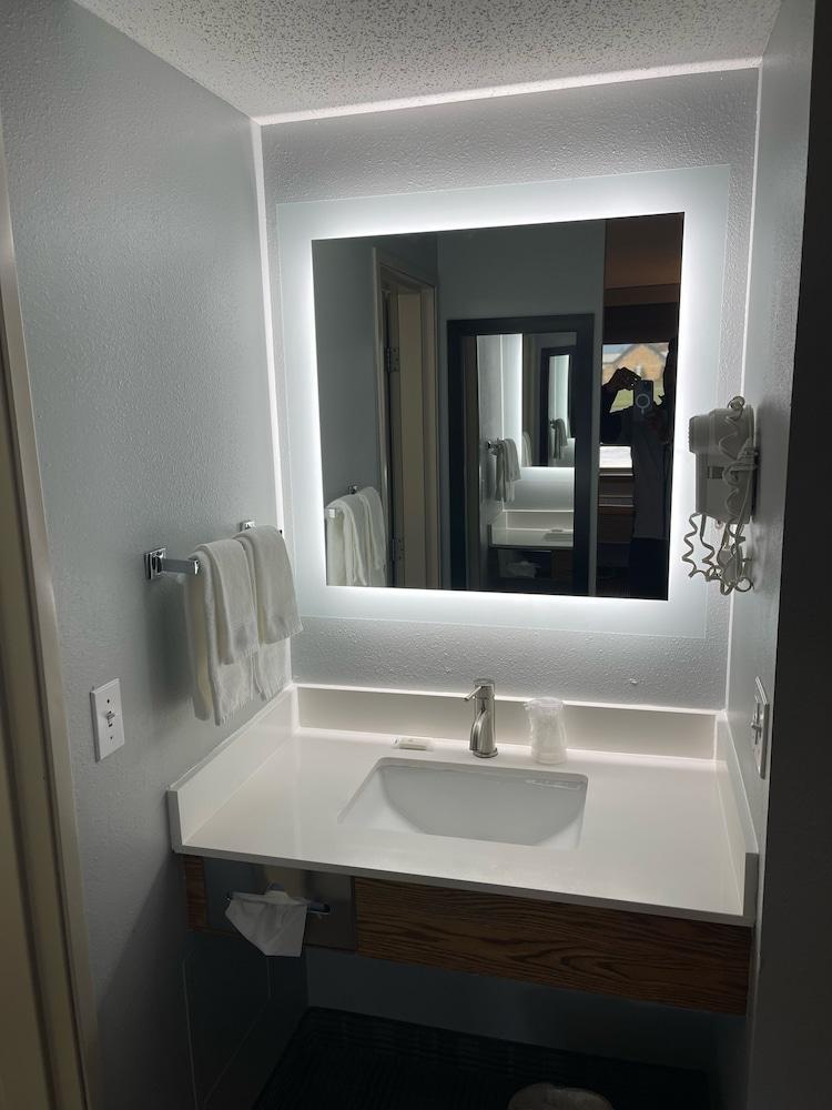 AmericInn by Wyndham Ladysmith photo 33