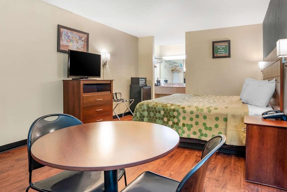 Econo Lodge Inn & Suites Forest photo 5