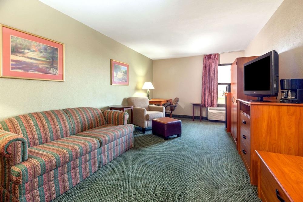Baymont by Wyndham Amarillo East photo 6